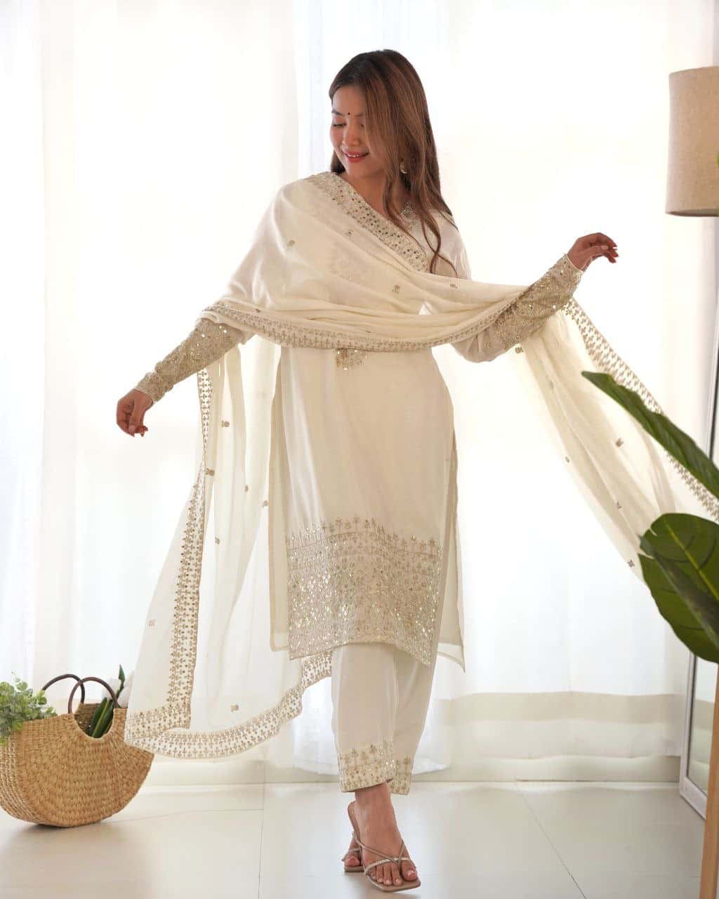"Exquisite Embroidered Chinon Silk Kurta Set with Jari Work and Lace Dupatta"